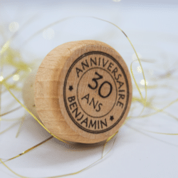 ANNIVERSAIRE Bouchons personnalisés Tête Bois Verni (Col Ø 17,5 mm)