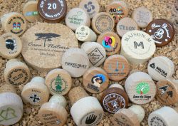 Bouchons a tete imprimes logo entreprise marque region sur ame du liege